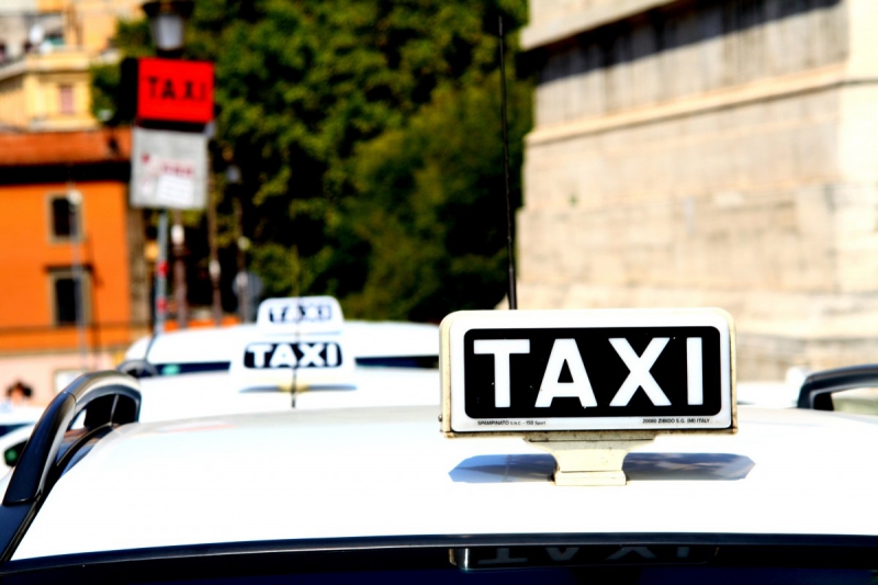 taxis-BAIROLS-min_taxi_auto_rome_road_white-1051610